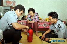 관악소방서, 독거노인 방문 생필품 전달