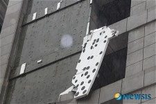 바람에 흔들리는 건물 외벽