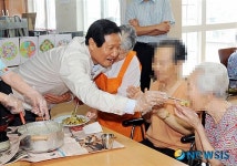 동명노인복지센터 방문한 윤증형 기획재정부 장관