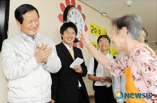 어르신들과 즐거운 시간 보내는 윤증현 장관