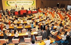 악수나누는 어린이 국회의원과 김형오 국회의장