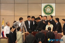 안산시의회 의장석 점거