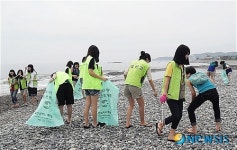 해변 환경정화활동 나선 자원봉사자들