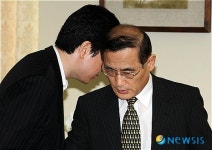 관계자와 이야기 나누는 위성락 본부장