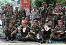 서울지법 앞에서 농성하는 고엽제 전우회 회원들