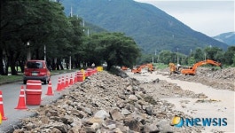 안전은 뒷전, 비 피해 복구 현장