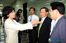 회의실에 들어가서 토론하시죠