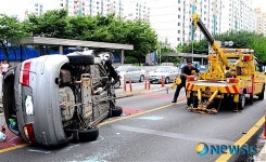사고차량 끌어내는 견인차량