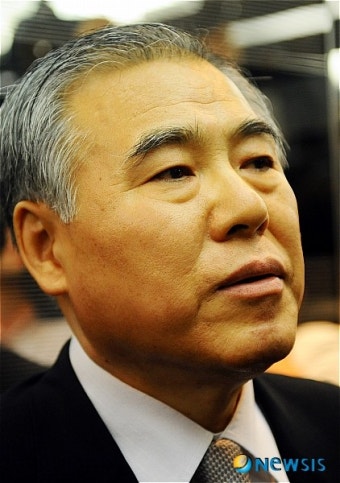 먼산 보는 현 신임 위원장