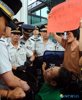 '신임 위원장은 사퇴하라'
