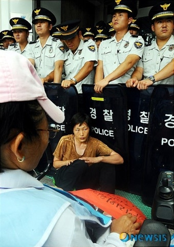 신임 위원장 사퇴 요구하는 인권단체 회원들