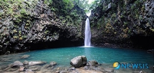 옥색물길 자랑하는 재인폭포