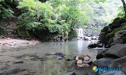 재인폭포 가는길에도 절경이...