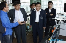 제품 설명중인 이노디자인 김영세 대표