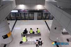 <지하철 9호선>천정이 높아 시원한 당산역 승강장