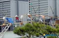 경찰 헬기 향해 새총 발사하는 해고 노조원들