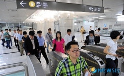 지하철 9호선 첫 이용하는 시민들