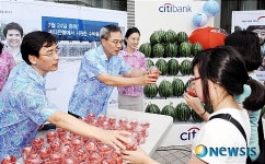 무더운 여름 시원한 수박으로