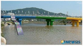 전남 장흥교 은어 조형물 `눈길
