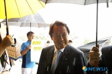 영리병원 반대 피켓팅 앞을 지나가는 김태환 제주지사