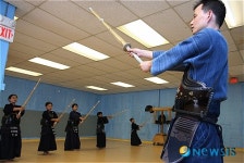 관원들을 지도하는 최유식 관장