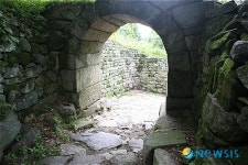 8월의 가볼만한 곳-교룡산성 성문
