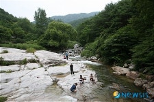 8월의 가볼만한 곳-육모정 앞 암반과 계곡