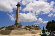 <최기자 여행사진>학원촌 속의 집미해방기념탑의 위용