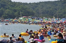 발디딜 틈없는 왕산해수욕장