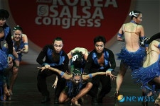 축하공연 하는 F.O.S.