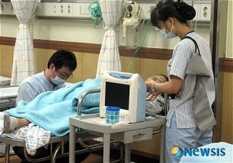 응급실에서 치료받는 故 조오련씨 아내
