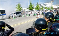 쌍용차 폭력사태 구경하는 경찰
