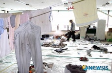 어지럽게 널려 있는 노조원들의 숙소