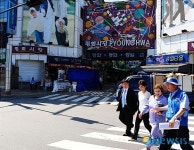 평화시장의 전태일 거리 돌아보는 시린 에바디