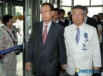 DJ 병문안 온 박희대 대표