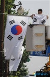 광복절 앞두고 도로변에 태극기 달기