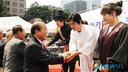 안중근 의사 의거 공연팀 격려하는 김영진.황우여 의원