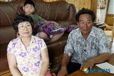 양용은 선수의 경기를 시청하고 있는 양 선수의 부모