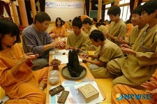 산사에서 전통향 만드는 청소년들