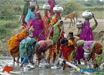 공동우물에서 물받는 인도 여성들