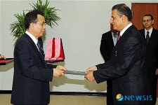 한승수 총리, 이임 주한 이집트 대사에게 수교훈장 광화장 수여