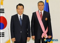 한승수 총리, 이임 주한 이집트 대사에 수교훈장 광화장 수여