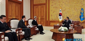 이명박 대통령, 김기남 노동당 비서 등 북한 사절단 접견