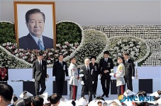 <김대중전대통령서거>헌화하는 전직 대통령들