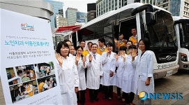 이동검진차량 앞 밝은 미소의 나눔진료봉사단