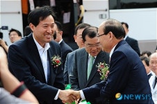 이동검진차량 앞 밝은 미소의 나눔진료봉사단