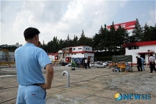 허탈한 심정의 코카콜라 직원