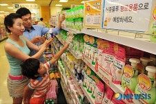 신종플루 예방위해 항균상품 구입하는 고객들