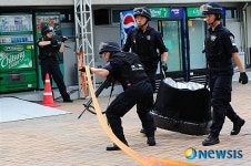 폭발물 옮기는 경찰