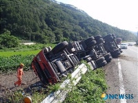 포항시 북구 죽장면 죽장휴게소 인근에서 덤프트럭 전복사고 발생